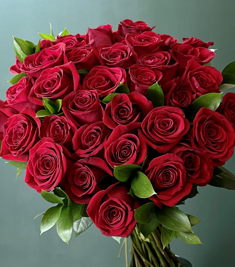 Red Fresh Roses Setup 12 Long Stem Red Roses | Same-Day Flower Delivery Montreal | Pourquoi ...
