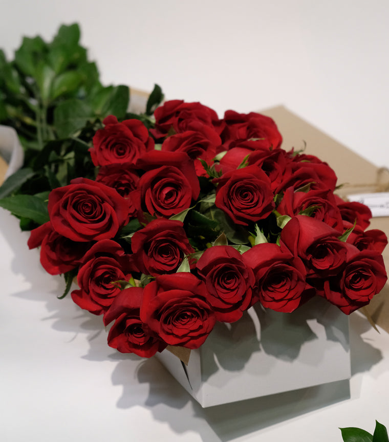 Boite Saint-Valentin avec bouquet de 12 longues roses rouges