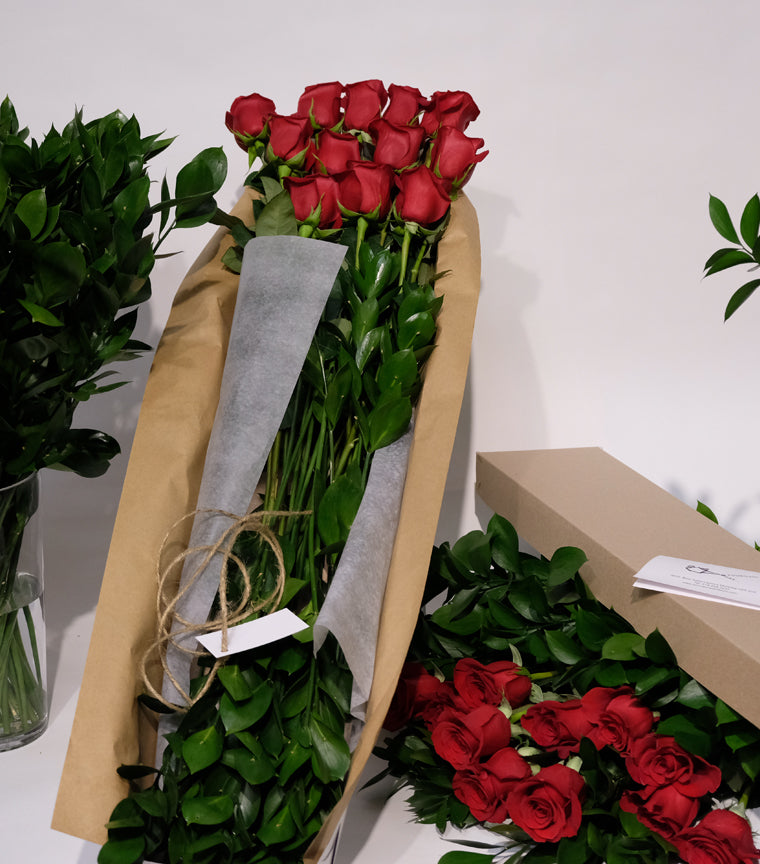 Boite Saint Valentin avec bouquet de 24 roses rouges courtes