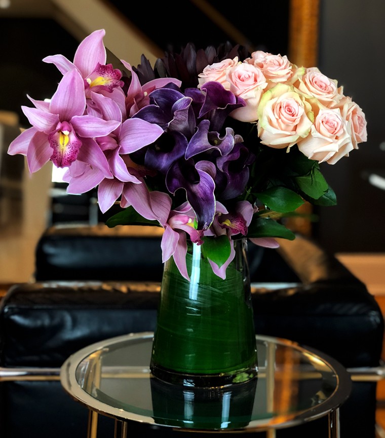 Bouquet de fleurs roses et violettes