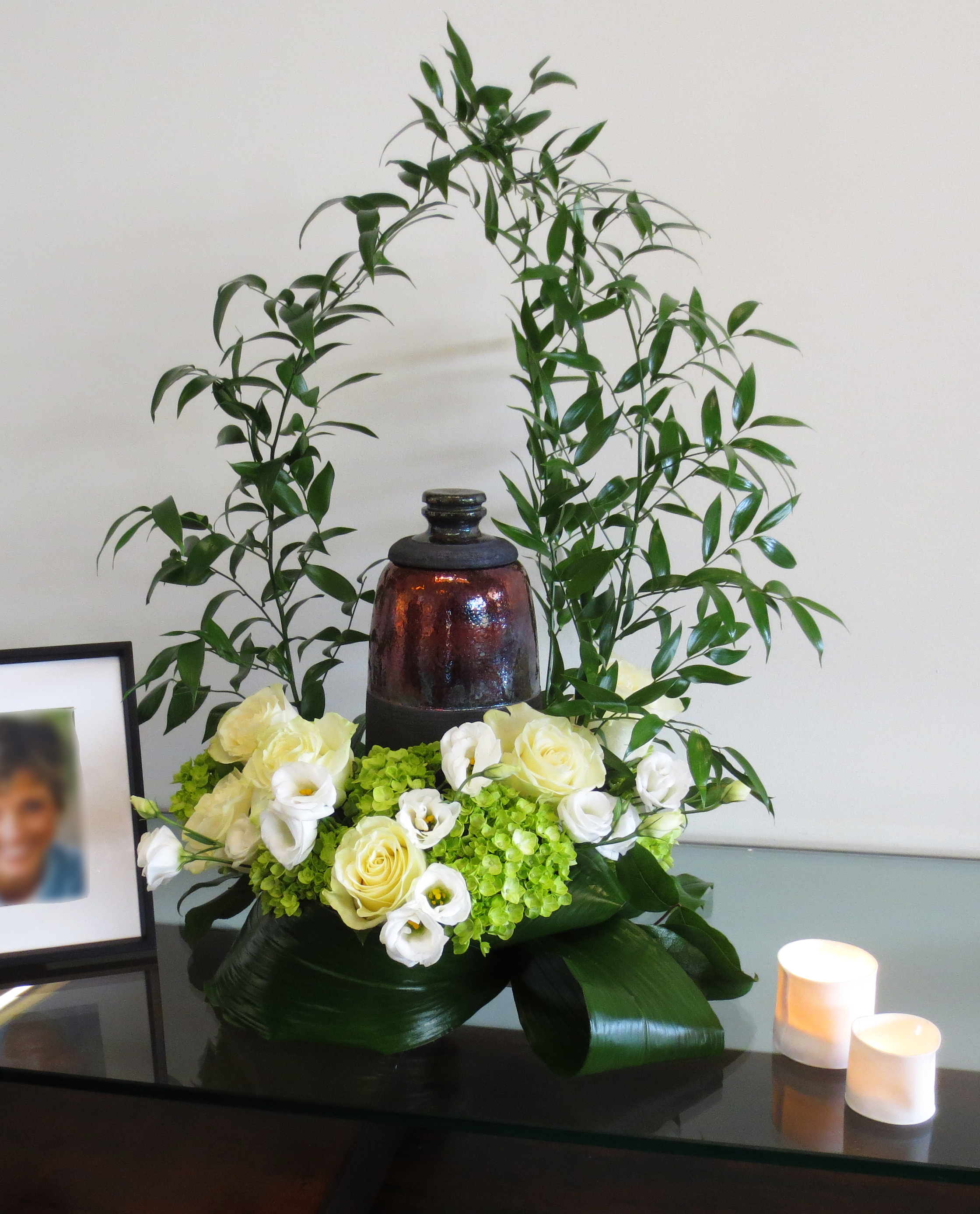 Monochromatic whitened green for funeral urn elegant  – Sympathy - Montreal Funeral home